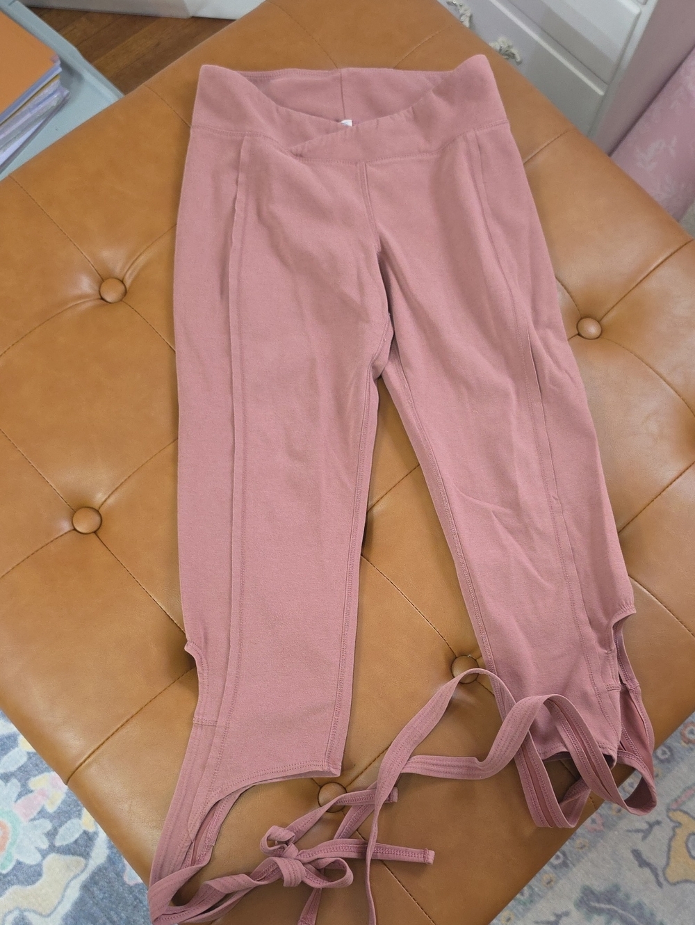XS Free People Movement Rose Tie-Hem Capri Leggings